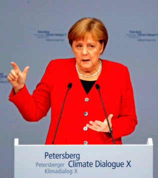 14日、ベルリンでの国際環境会議で演説したドイツのメルケル首相=ロイター 14日、ベルリンでの国際環境会議で演説したドイツのメルケル首相=ロイター