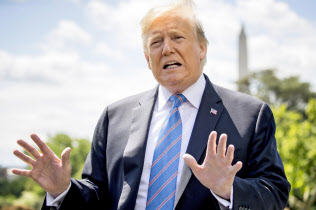 トランプ氏は貿易戦争で強気の姿勢と楽観的な見方を押し通した(14日、ホワイトハウス)=AP トランプ氏は貿易戦争で強気の姿勢と楽観的な見方を押し通した(14日、ホワイトハウス)=AP
