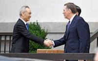 　貿易戦争で中国経済にはさらなる下押し圧力（10日、ワシントンで握手する中国の劉鶴副首相(左)とライトハイザー米通商代表=ロイター=共同）