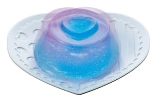 セガトイズが7月に発売する「しゅわボム　ソープルン　ベーシックセット」でつくったせっけん。熱湯を使わず、子どもでも安全につくることができる