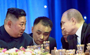 夕食会でロシアのプーチン大統領(右)と話す北朝鮮の金正恩委員長(4月25日、ロシア・ウラジオストク)=朝鮮中央通信・共同 夕食会でロシアのプーチン大統領(右)と話す北朝鮮の金正恩委員長(4月25日、ロシア・ウラジオストク)=朝鮮中央通信・共同