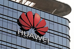 ファーウェイは米国から年間で1兆円超の部品などを調達しているとされる=ロイター ファーウェイは米国から年間で1兆円超の部品などを調達しているとされる=ロイター
