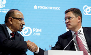 OPECプラスは減産をめぐり協議する(握手するサウジアラビアのファリハ・エネルギー産業鉱物資源相(左)と、ロシアのノワク・エネルギー相、2018年4月、モスクワ)=ロイター OPECプラスは減産をめぐり協議する(握手するサウジアラビアのファリハ・エネルギー産業鉱物資源相(左)と、ロシアのノワク・エネルギー相、2018年4月、モスクワ)=ロイター