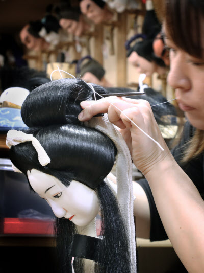 髪結い自在 役柄ピタリ 人形浄瑠璃文楽の床山 日本経済新聞