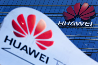 中国通信機器大手のファーウェイは15日、米商務省から輸出規制の対象に加えられた=AP 中国通信機器大手のファーウェイは15日、米商務省から輸出規制の対象に加えられた=AP