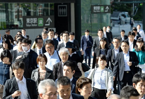 出勤する人たち（東京都千代田区）