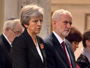英国のメイ首相(左)と労働党のコービン党首=ロイター 英国のメイ首相(左)と労働党のコービン党首=ロイター