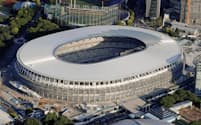 屋根が完成した2020年東京五輪・パラリンピックのメインスタジアムとなる新国立競技場（17日、東京都新宿区）=共同