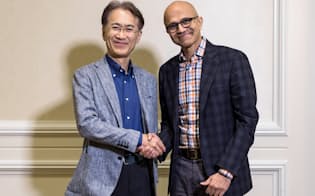 ゲーム以外にもクラウドやAIでの提携を検討する（握手するソニーの吉田社長(左)とマイクロソフトのナデラCEO）