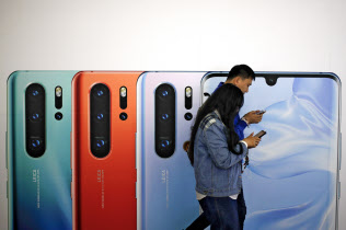 米制裁でファーウェイのスマートフォンの利便性が低下する可能性がある=AP 米制裁でファーウェイのスマートフォンの利便性が低下する可能性がある=AP