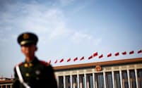 天安門事件30年を控え、中国当局は警戒を強めている（北京の天安門広場に立つ警官）=ロイター