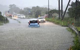 大雨で冠水した鹿児島県屋久島町小瀬田の県道（18日午後）=南日本新聞社提供・共同