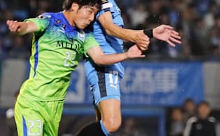 FC今治を足場に湘南へ移籍し、今季はJ1でプレーする小野田（左）=共同