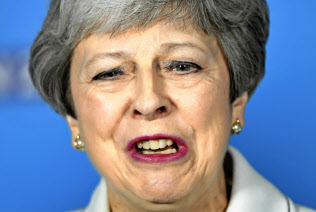 メイ英首相は6月上旬に退任時期を表明する(17日、英南部ブリストル)=AP メイ英首相は6月上旬に退任時期を表明する(17日、英南部ブリストル)=AP