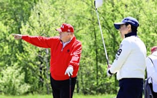 米ワシントン郊外でトランプ大統領（左）とゴルフを楽しむ安倍首相（4月27日）=内閣広報室提供