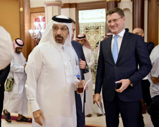 19日、ジッダでの会合に参加したサウジアラビアのファリハ・エネルギー産業鉱物資源相(左)とロシアのノワク・エネルギー相=ロイター 19日、ジッダでの会合に参加したサウジアラビアのファリハ・エネルギー産業鉱物資源相(左)とロシアのノワク・エネルギー相=ロイター