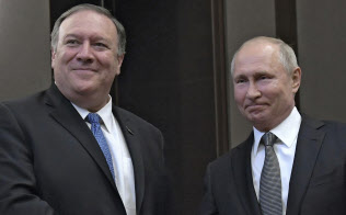 ロシアのプーチン大統領(右)はポンペオ米国務長官との会談で、米ロ関係の修復に向けた姿勢をみせた=Sipa USA/AP ロシアのプーチン大統領(右)はポンペオ米国務長官との会談で、米ロ関係の修復に向けた姿勢をみせた=Sipa USA/AP