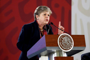 会見する国連ラテンアメリカ・カリブ経済委員会のバルセナ事務局長(20日、メキシコシティ)=EFE 会見する国連ラテンアメリカ・カリブ経済委員会のバルセナ事務局長(20日、メキシコシティ)=EFE