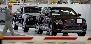 英国では自動車生産が落ち込んでいる=ロイター 英国では自動車生産が落ち込んでいる=ロイター
