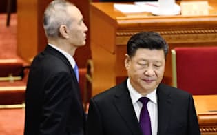 習近平氏(右)は地方視察の際も対米交渉の司令塔、劉鶴副首相(左)を伴って出かけることが多い（3月、北京の人民大会堂）=共同
