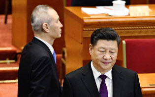 習近平氏(右)は地方視察の際も対米交渉の司令塔、劉鶴副首相(左)を伴って出かけることが多い(3月、北京の人民大会堂)=共同 習近平氏(右)は地方視察の際も対米交渉の司令塔、劉鶴副首相(左)を伴って出かけることが多い(3月、北京の人民大会堂)=共同