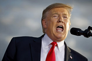 トランプ米大統領はロシア疑惑の早期幕引きを目指している(20日、ペンシルベニア州)=AP トランプ米大統領はロシア疑惑の早期幕引きを目指している(20日、ペンシルベニア州)=AP