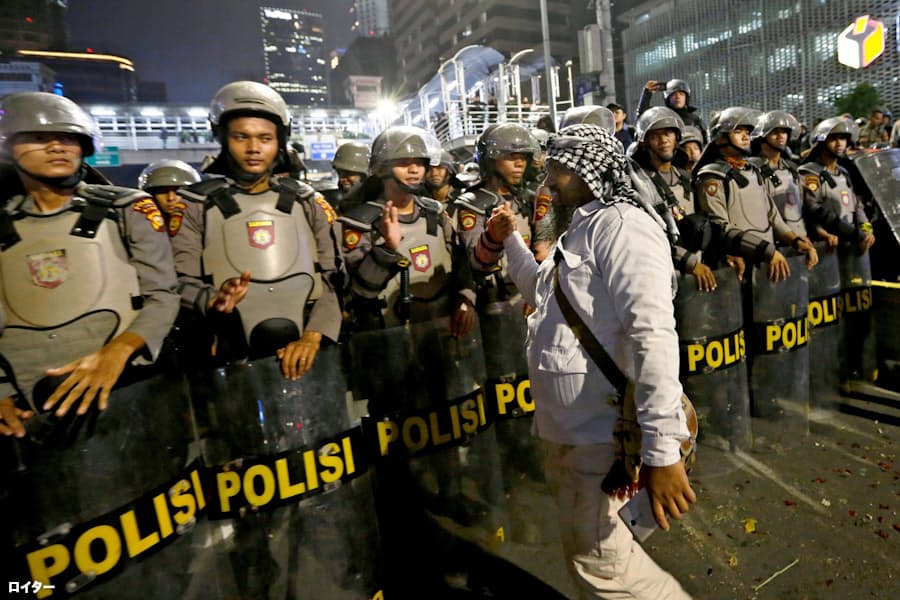 インドネシア ジョコ氏再選で抗議デモ 治安部隊と衝突 日本経済新聞
