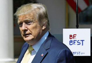 トランプ米大統領は6月上旬に英国とフランスも訪れる(7日、ワシントン)=ロイター トランプ米大統領は6月上旬に英国とフランスも訪れる(7日、ワシントン)=ロイター