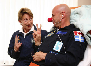空軍長官に指名されたバーバラ・バレット氏(写真左) 空軍長官に指名されたバーバラ・バレット氏(写真左)