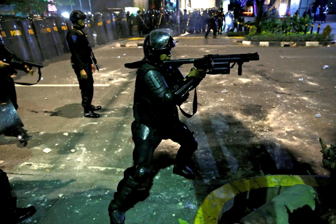 インドネシア 抗議デモで 6人死亡 ジャカルタ州知事 日本経済新聞