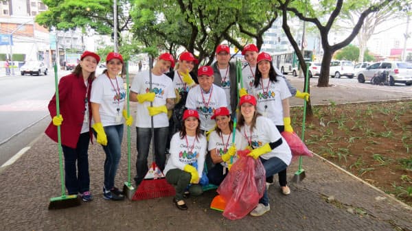 初めての海外赴任で日本の働き方の特殊性を知った（ブラジル味の素社長時代の西井=中央）