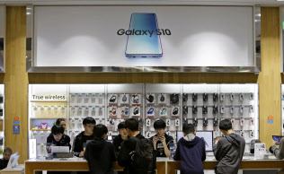 華為の問題は、欧州などでサムスンのスマホ販売に追い風との見方がある(韓国ソウルの販売店)=AP 華為の問題は、欧州などでサムスンのスマホ販売に追い風との見方がある(韓国ソウルの販売店)=AP