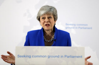 演説する英国のメイ首相(21日、ロンドン)=AP 演説する英国のメイ首相(21日、ロンドン)=AP