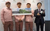メルシャンは長野県上田市に国内3カ所目のワイナリーを開業すると発表した（写真右が長林社長）