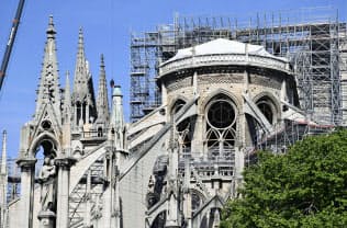 保全作業が続くノートルダム寺院(13日、パリ)=共同 保全作業が続くノートルダム寺院(13日、パリ)=共同