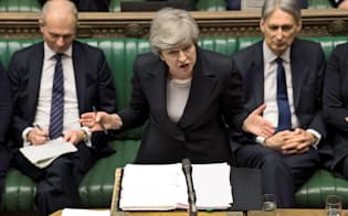 メイ英首相(中)への辞任圧力が保守党内で高まっている（22日、ロンドン）=ロイター