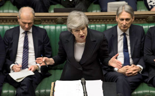 メイ英首相(中)への辞任圧力が保守党内で高まっている(22日、ロンドン)=ロイター メイ英首相(中)への辞任圧力が保守党内で高まっている(22日、ロンドン)=ロイター