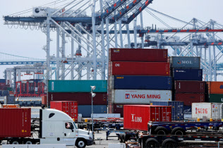 中国からの積み荷が集まるロサンゼルス港(=ロイター) 中国からの積み荷が集まるロサンゼルス港(=ロイター)