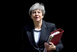 英メディアは一斉に、メイ首相が辞任時期を表明するのは近いと報じている=ロイター 英メディアは一斉に、メイ首相が辞任時期を表明するのは近いと報じている=ロイター