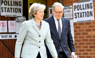 英国のEU離脱案が紛糾する中で、自宅のあるソニングで夫のフィリップ氏と共に欧州議会選の投票を済ませたメイ英首相=ロイター 英国のEU離脱案が紛糾する中で、自宅のあるソニングで夫のフィリップ氏と共に欧州議会選の投票を済ませたメイ英首相=ロイター