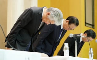 記者会見で頭を下げる野村ホールディングスの永井グループCEO(左)ら（24日、東京都中央区）