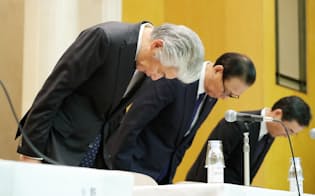 記者会見で頭を下げる野村ホールディングスの永井グループCEO(左)ら（24日、東京都中央区）