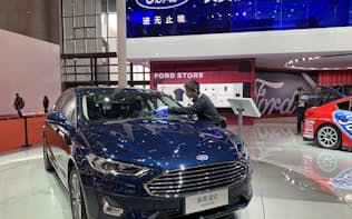 人員を1割減らす米フォードの中国販売も苦戦が続く（上海国際自動車ショー、4月）