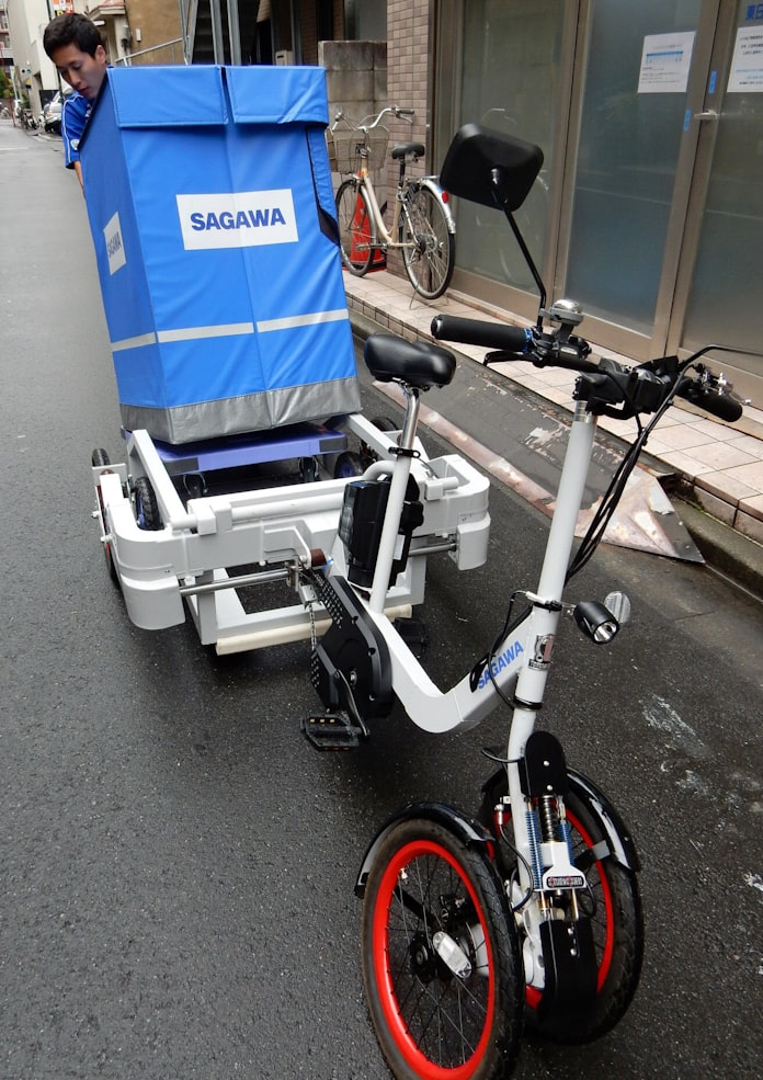 佐川急便 積み荷4倍のパワフル自転車 前輪に秘密 日本経済新聞