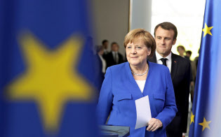 ドイツのメルケル首相(手前)はEUの首脳人事でもフランス政府が考えている人物とは別の候補を推している=AP ドイツのメルケル首相(手前)はEUの首脳人事でもフランス政府が考えている人物とは別の候補を推している=AP