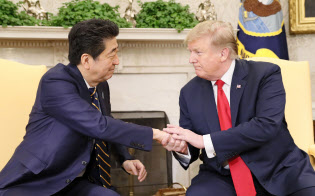 握手する安倍首相(左)とトランプ米大統領(4月26日、ワシントン)=共同 握手する安倍首相(左)とトランプ米大統領(4月26日、ワシントン)=共同