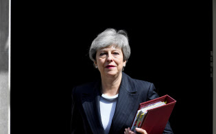 辞任を表明したメイ英首相=ロイター 辞任を表明したメイ英首相=ロイター