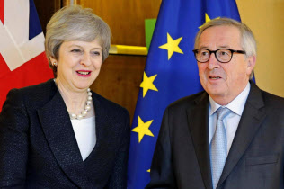 メイ英首相(左)とユンケル欧州委員長=AP メイ英首相(左)とユンケル欧州委員長=AP