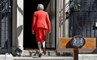 辞任表明の記者会見を終えたメイ英首相(24日、ロンドン=AP) 辞任表明の記者会見を終えたメイ英首相(24日、ロンドン=AP)