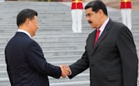 2018年9月、北京を訪問し中国の習近平国家主席(左)と握手するベネズエラのマドゥロ大統領=ロイター